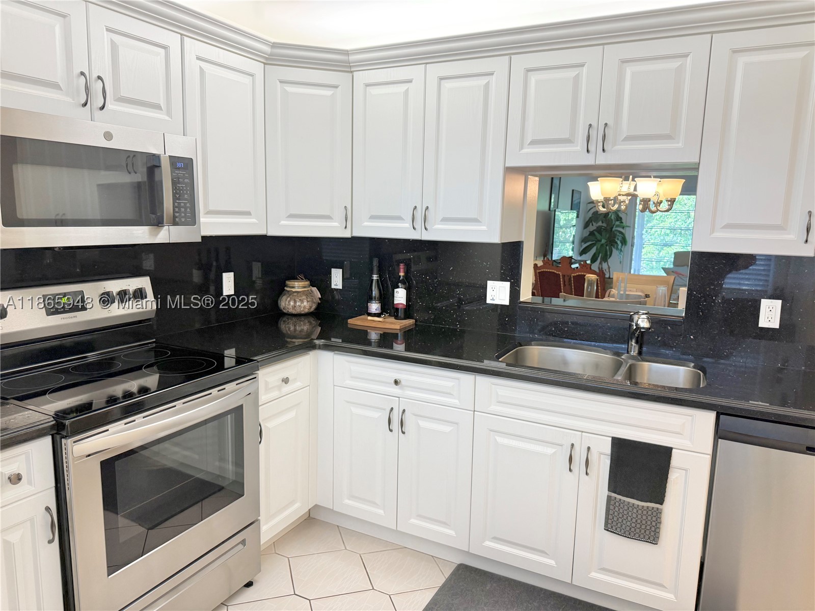 2405 Antigua Cir M4 Property Photo 6