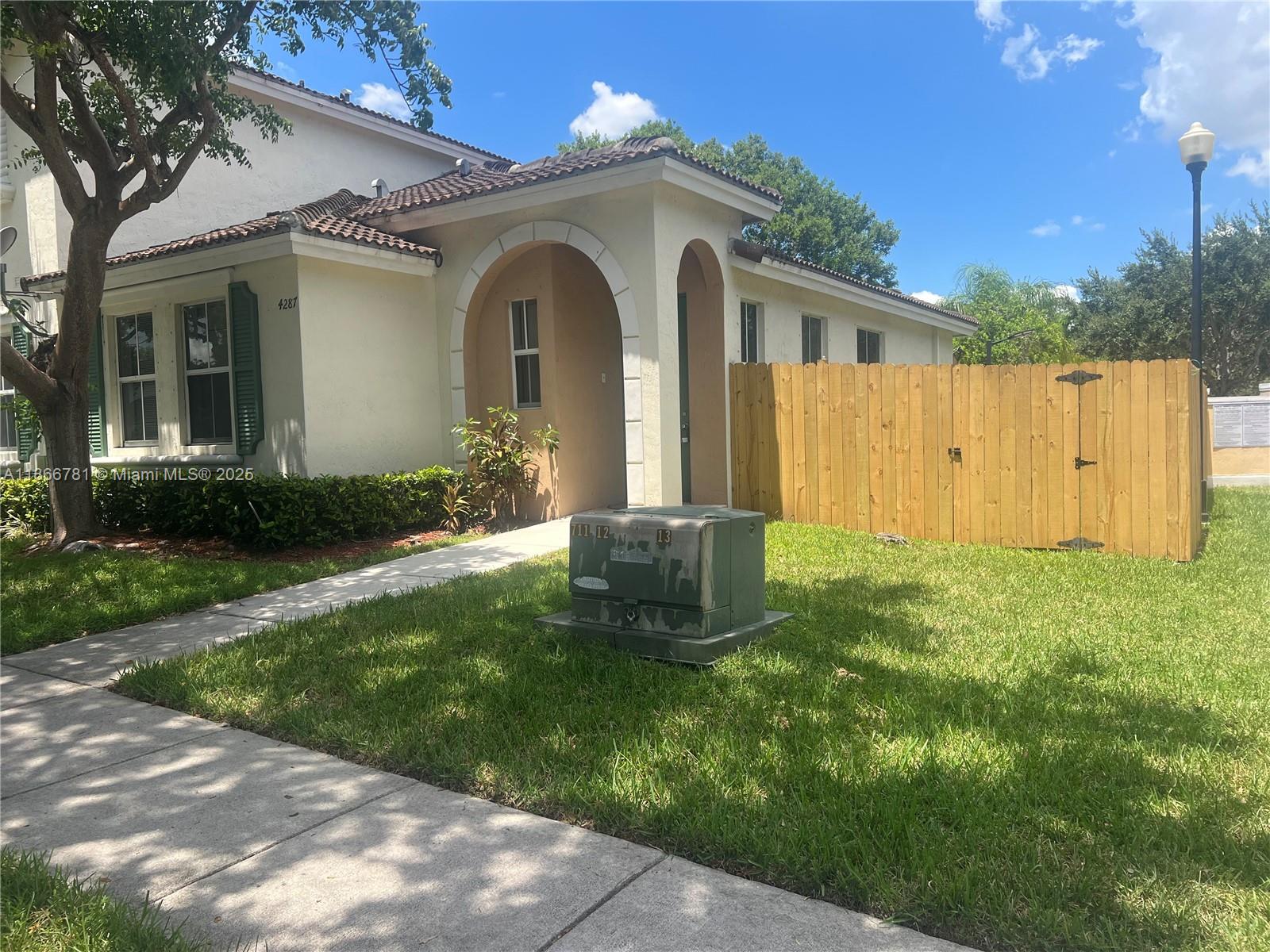 4287 Ne 9th St Property Photo 3