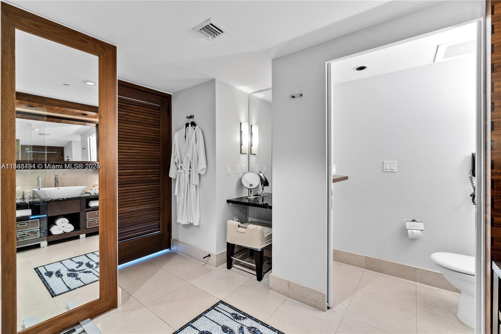 6801 Collins Ave 818 Property Photo 16