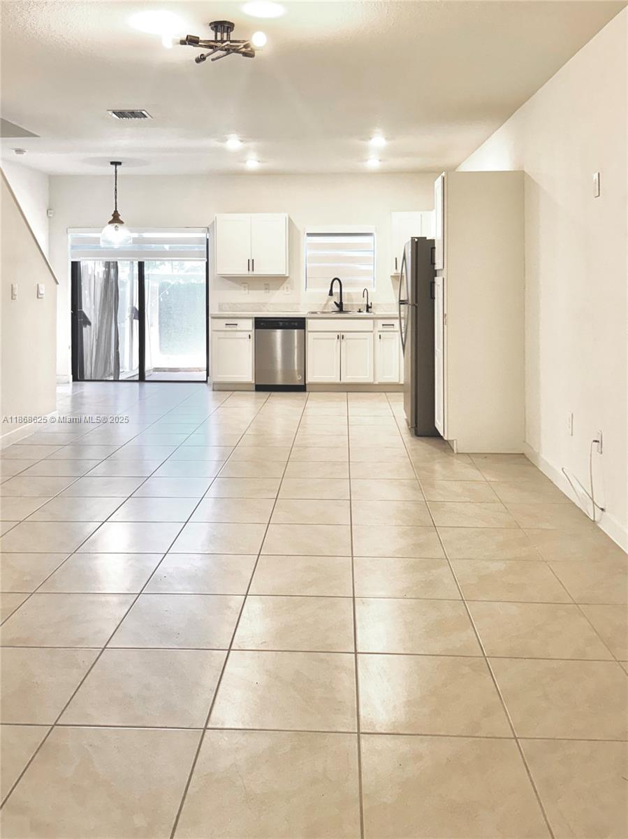 105 Ne 3rd Ct 105 Property Photo 3