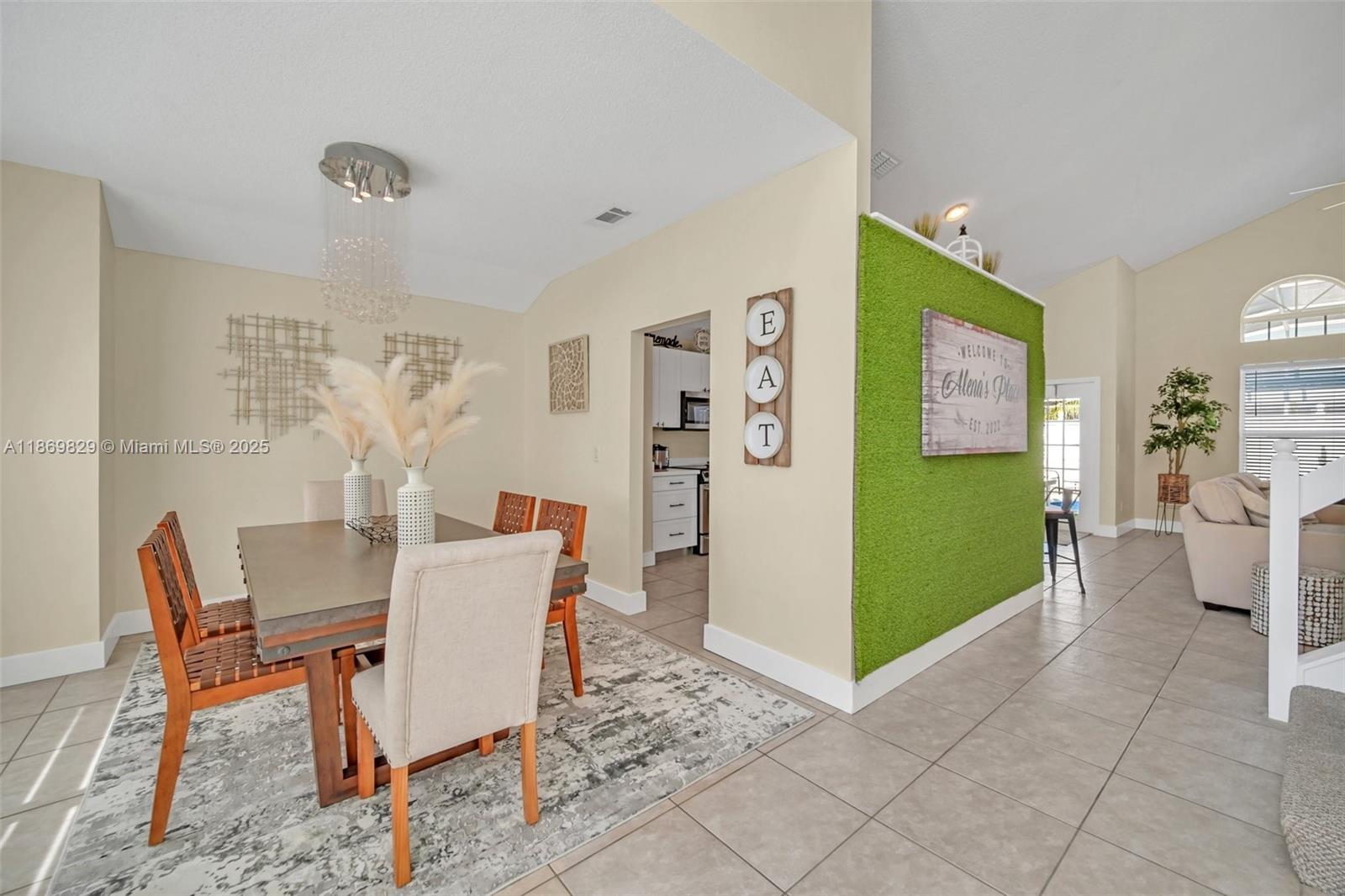 2915 Pembridge St Property Photo 3