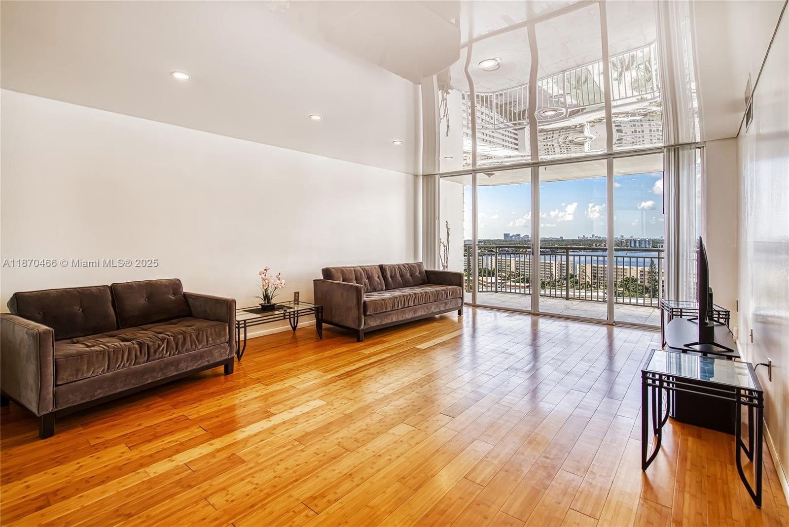 18021 Biscayne Blvd 1604 Property Photo 3