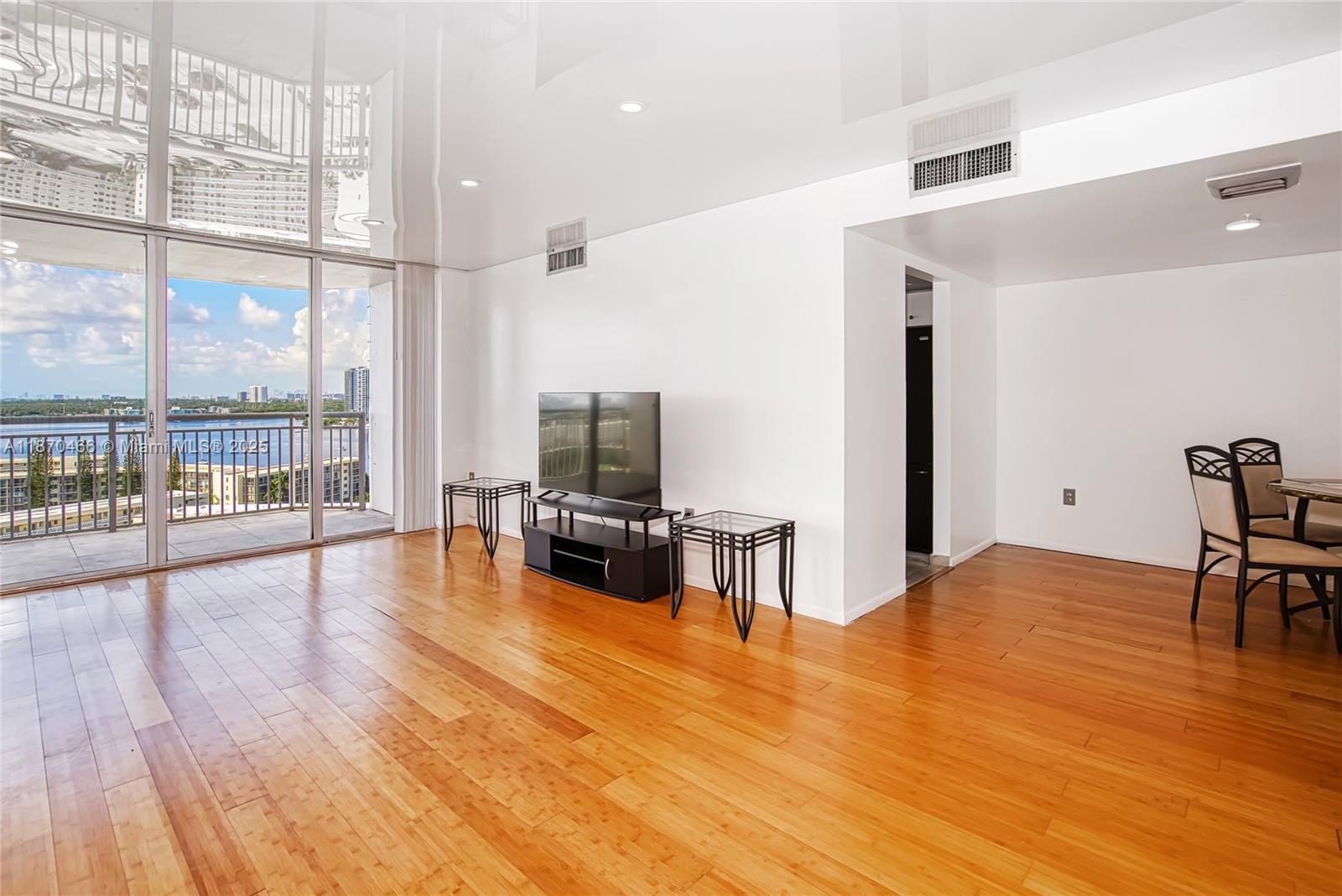18021 Biscayne Blvd 1604 Property Photo 4