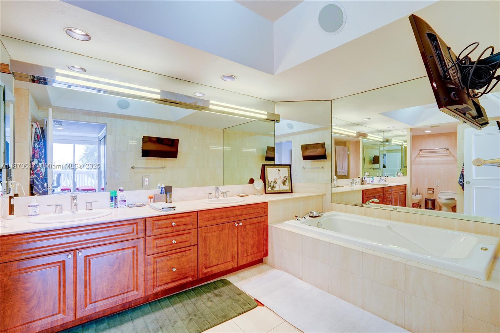 2000 Island Blvd 710 Property Photo 22