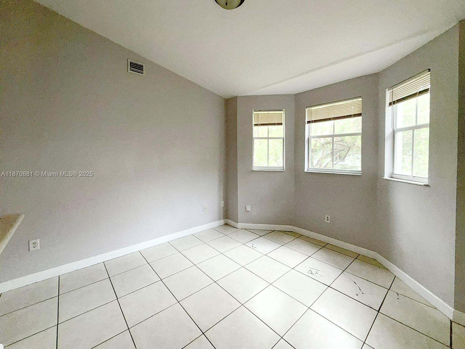 1543 Se 25th St 204 Property Photo 4