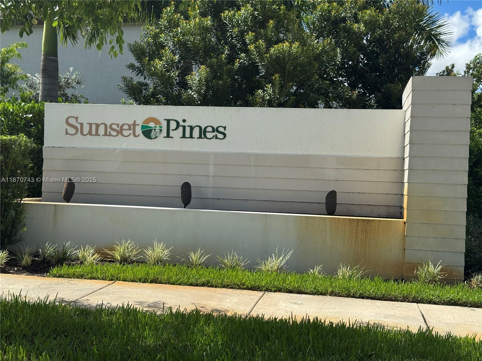 267 SW 159th Pl Property Photo 1