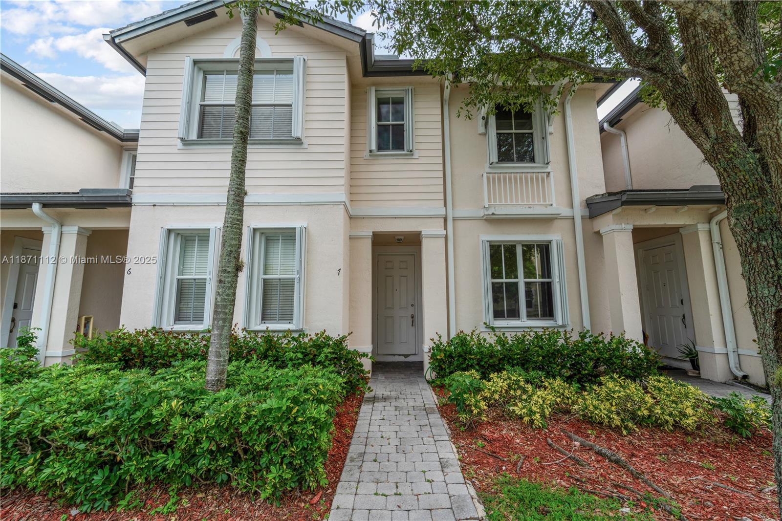 153 SE 28th Pl 7 Property Photo 1