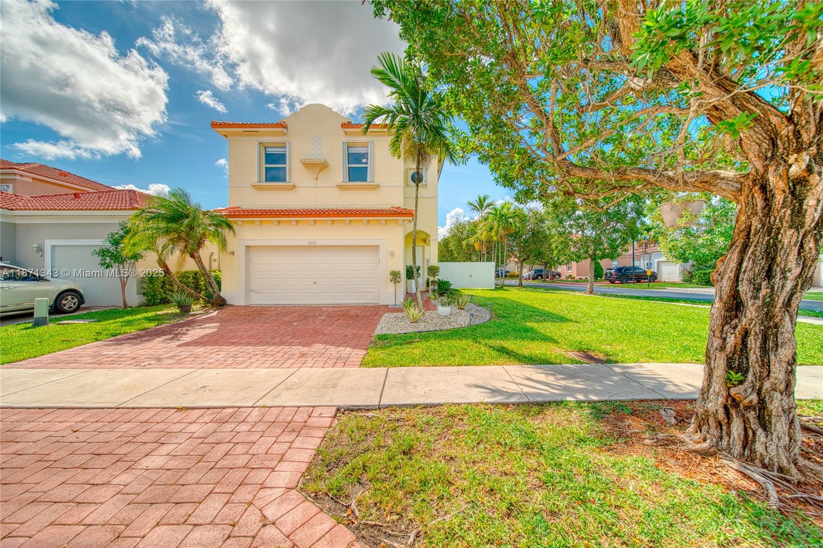 2101 Ne 37th Ter Property Photo 1