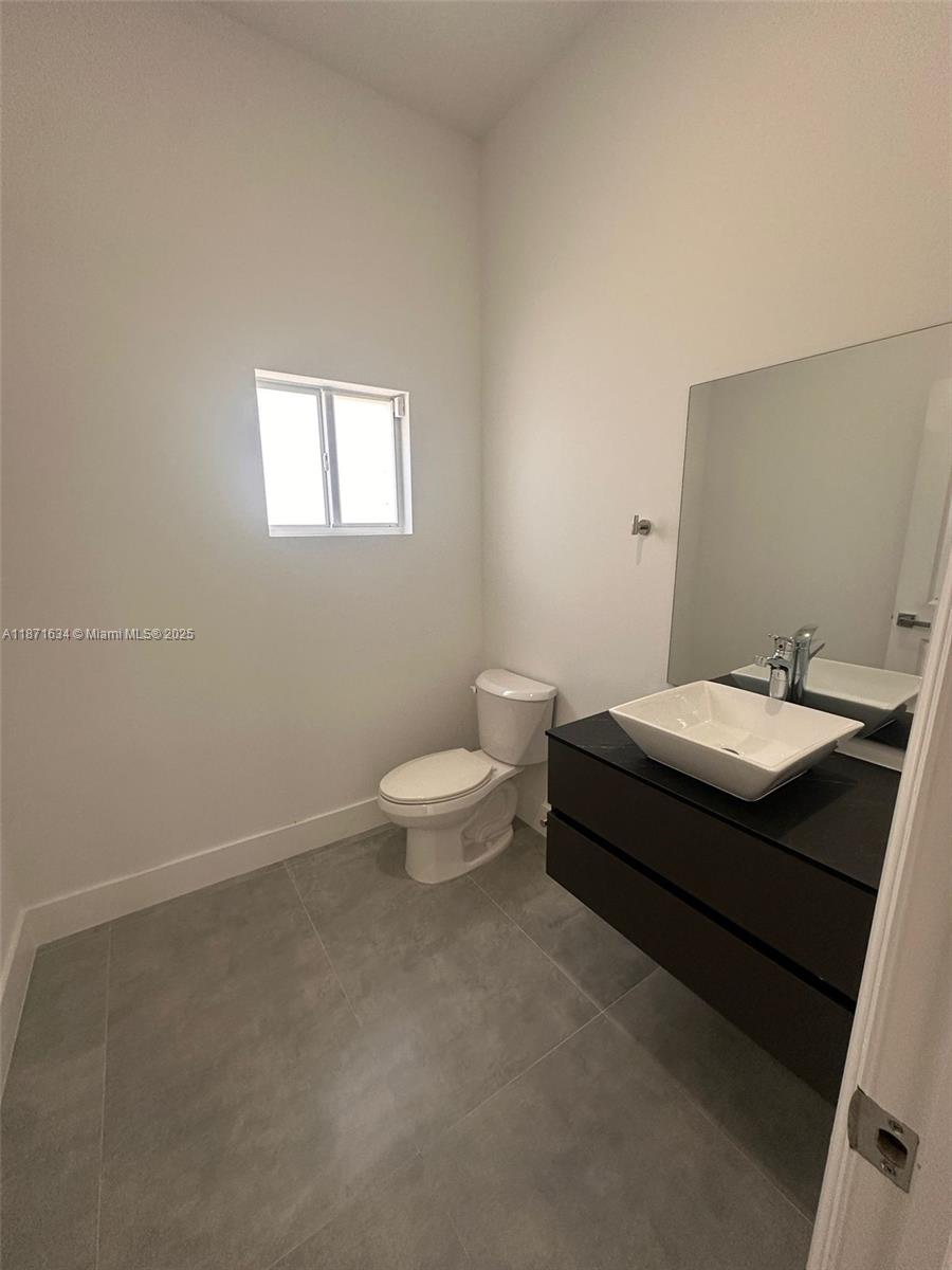 2423 Nw 23rd Ln Property Photo 8