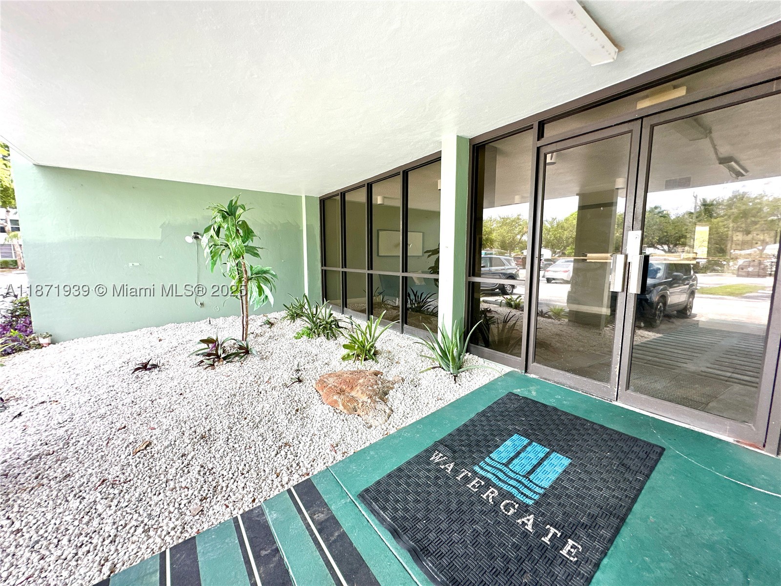 2771 Taft St 302 Property Photo 4