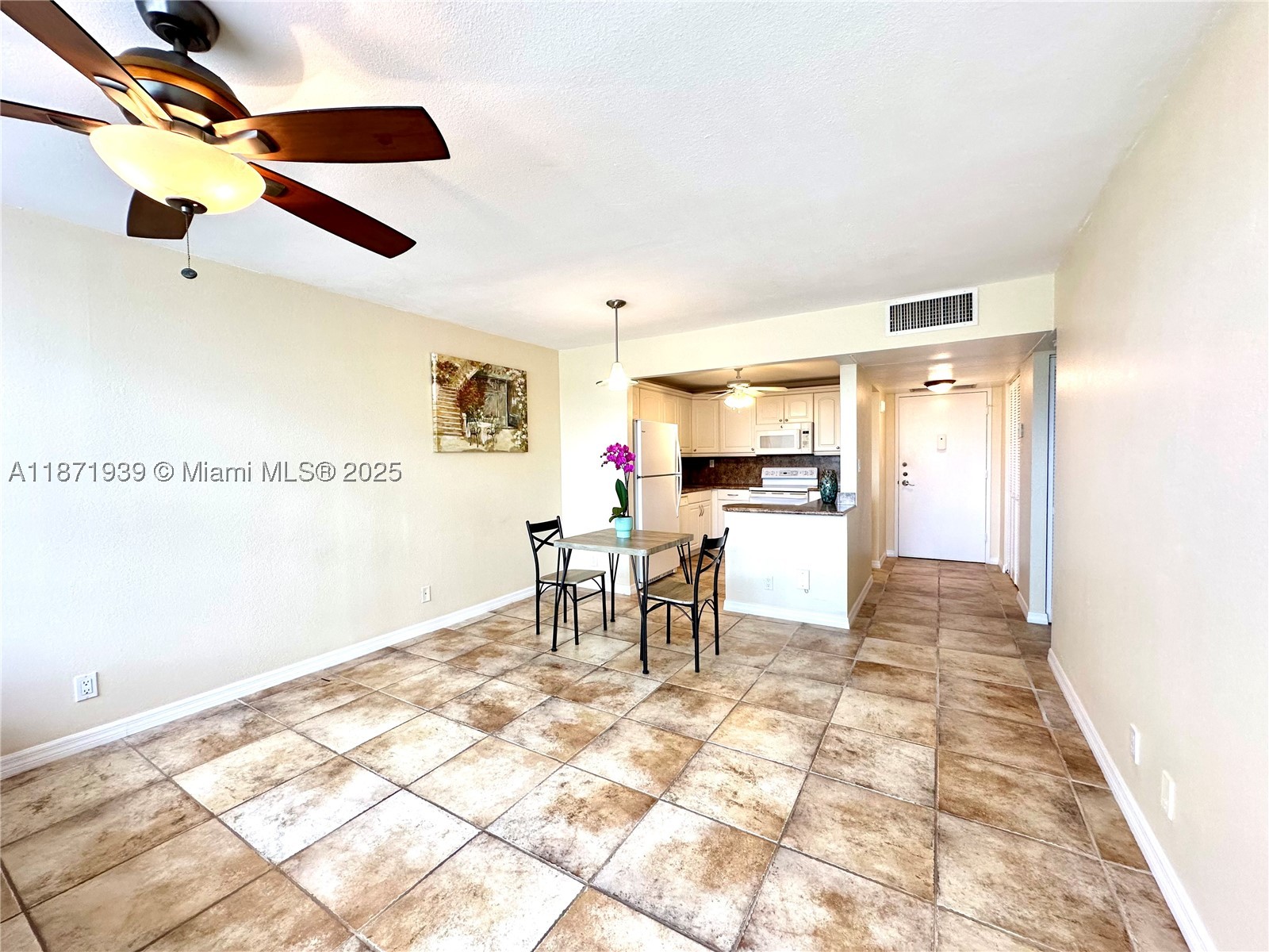 2771 Taft St 302 Property Photo 5