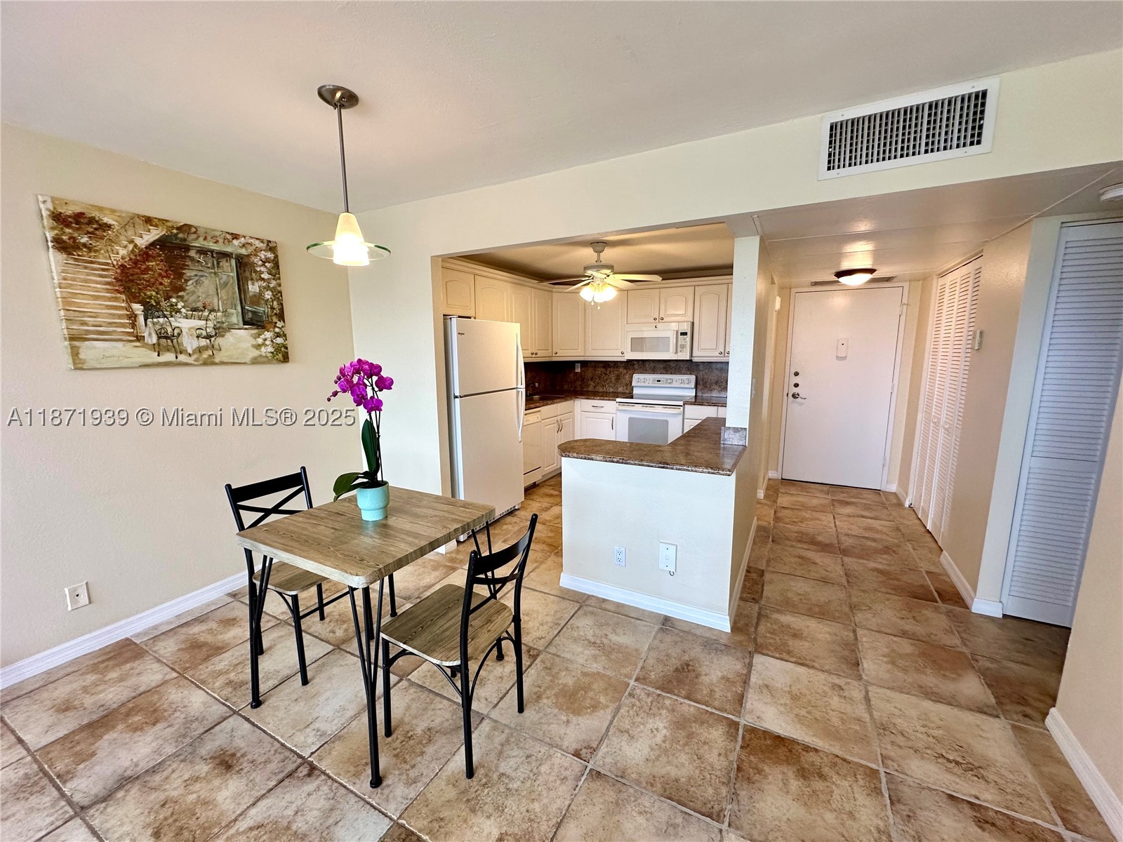 2771 Taft St 302 Property Photo 6