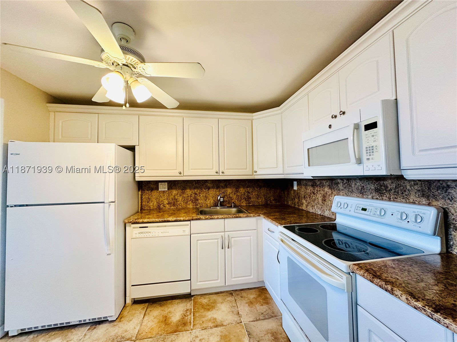 2771 Taft St 302 Property Photo 8