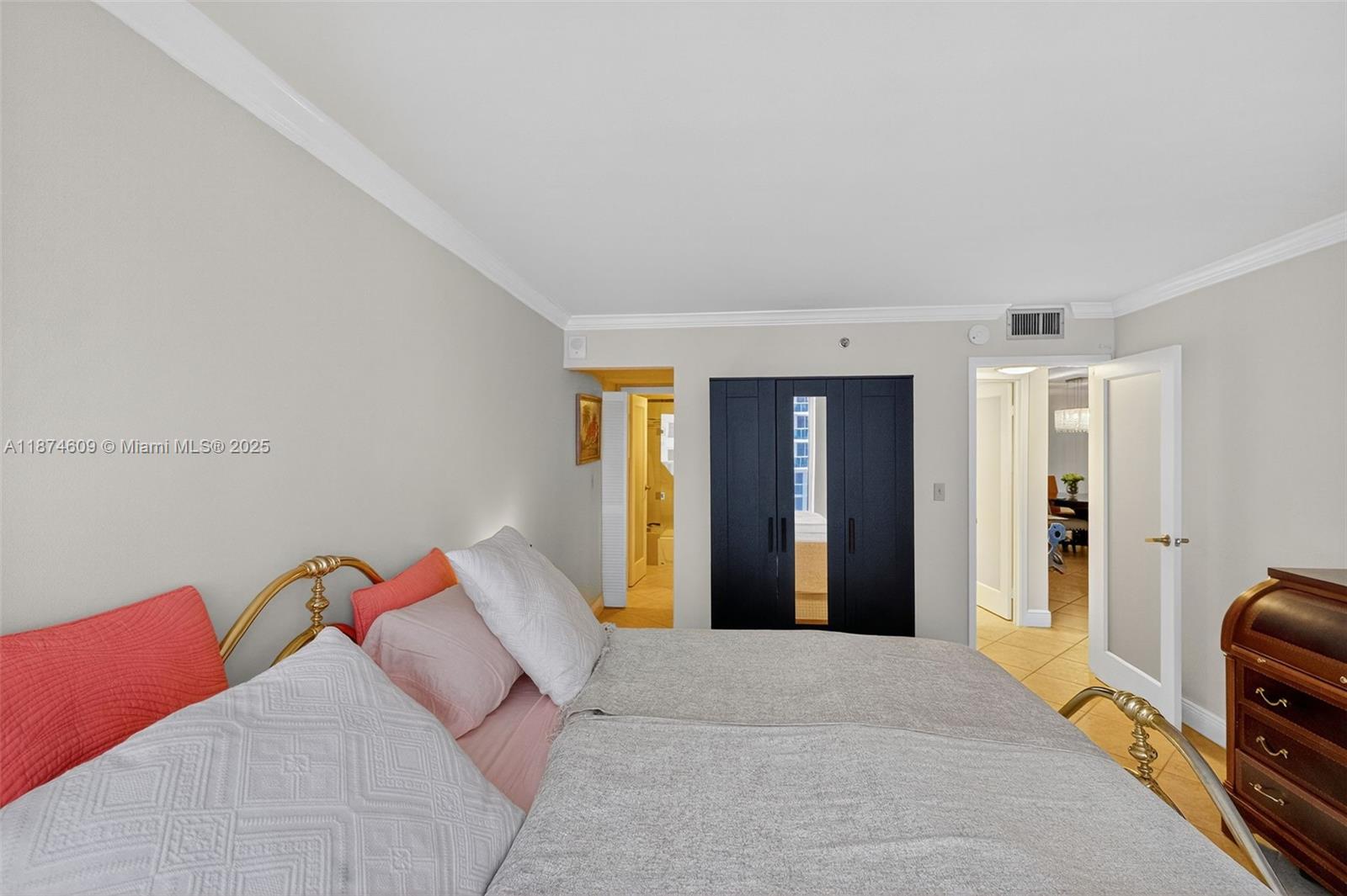 2401 Collins Ave 1005 Property Photo 11
