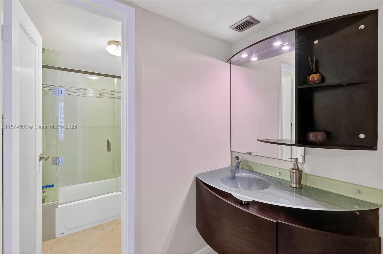 2401 Collins Ave 1005 Property Photo 13
