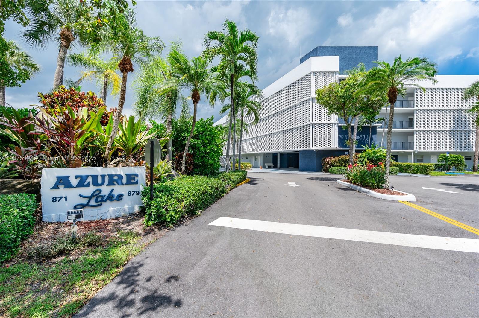 875 NE 195th St 112 Property Photo 1