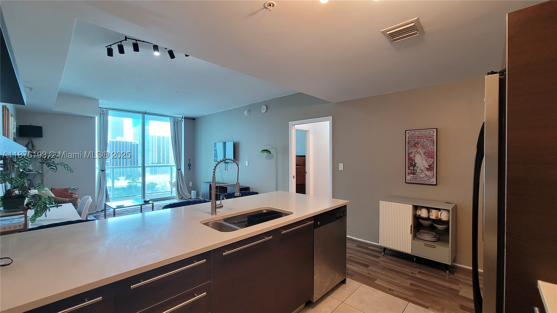 1900 N Bayshore Dr 2009 Property Photo 2