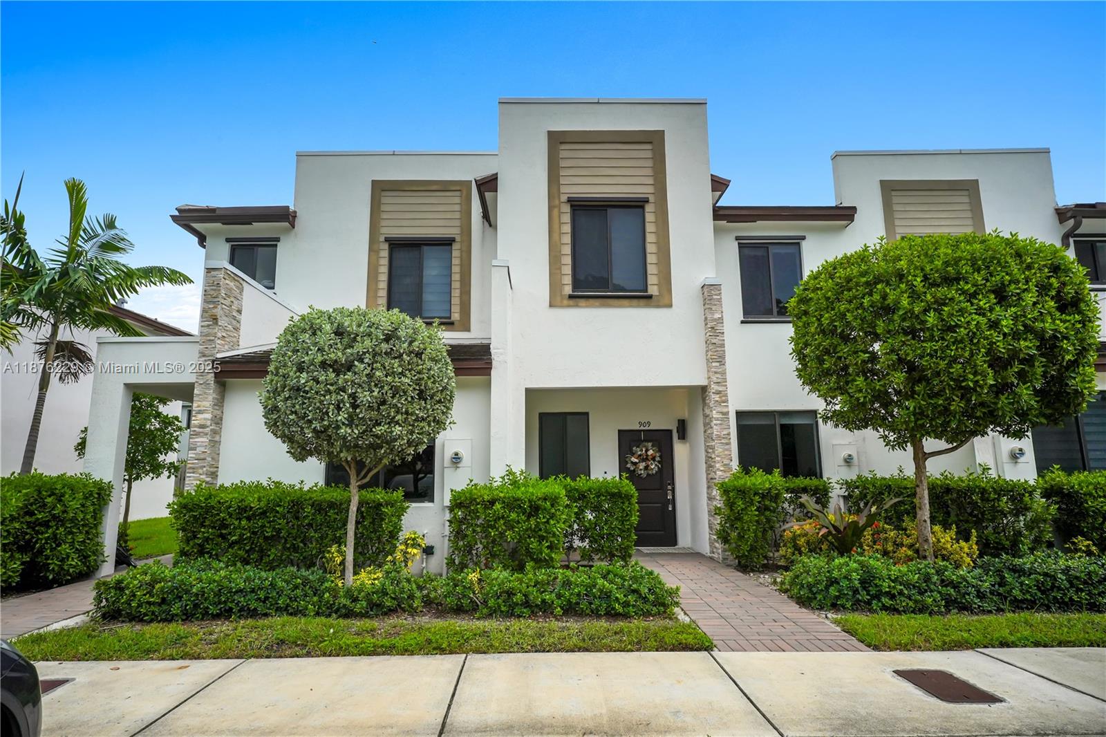 909 NE 211th St Property Photo 1