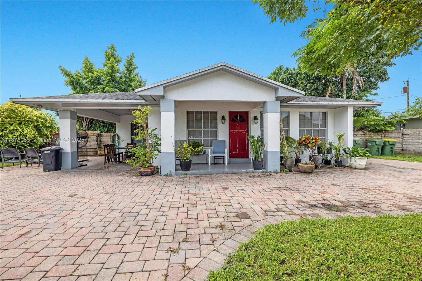 690 Nw 18th St Property Photo 1