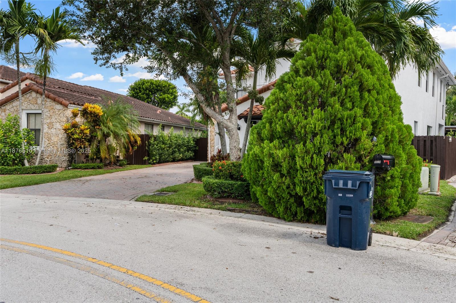 A11876510 Property Photo 2