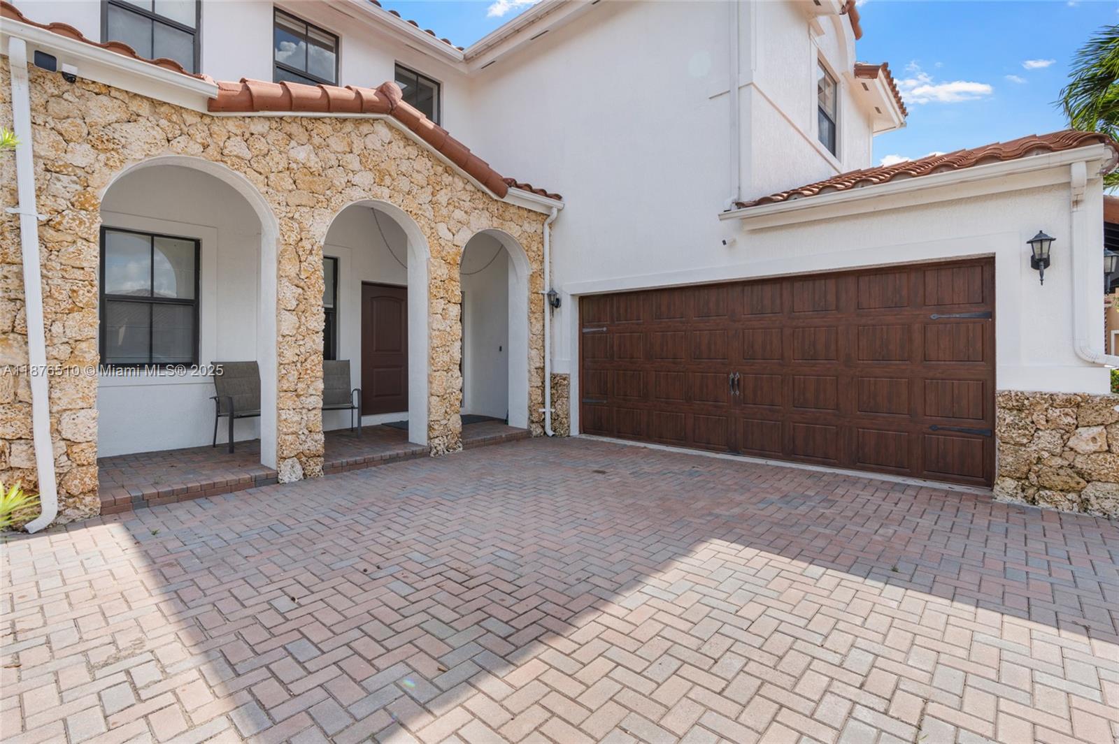 A11876510 Property Photo 3