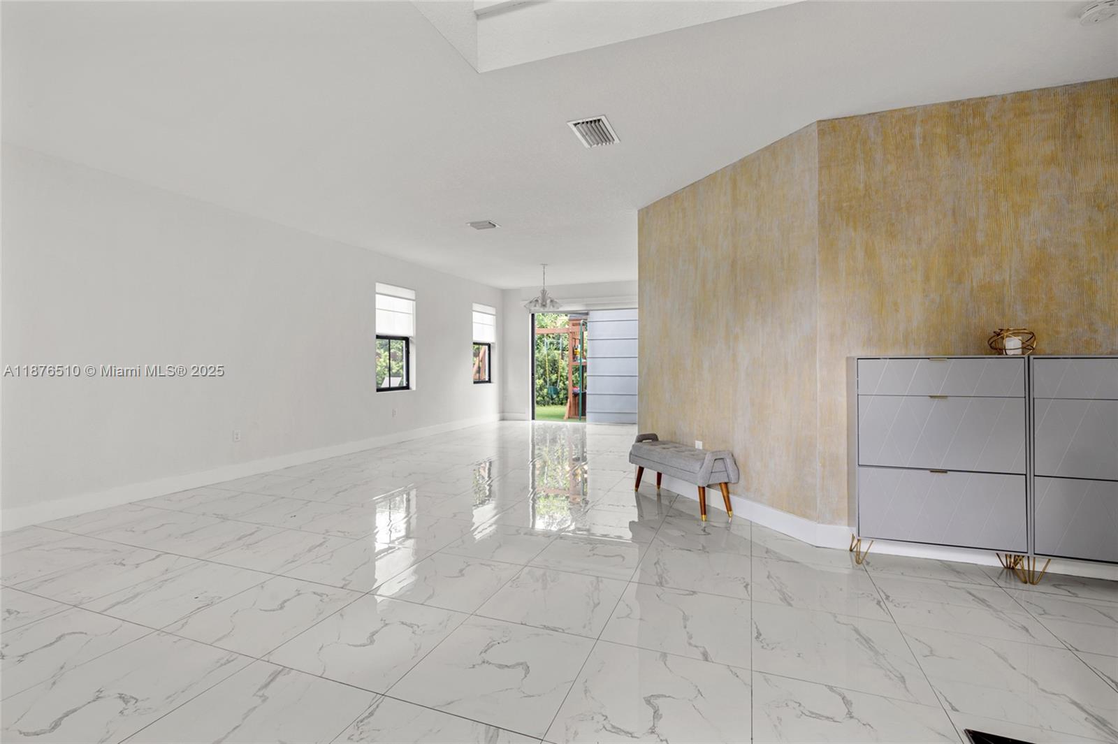 A11876510 Property Photo 7