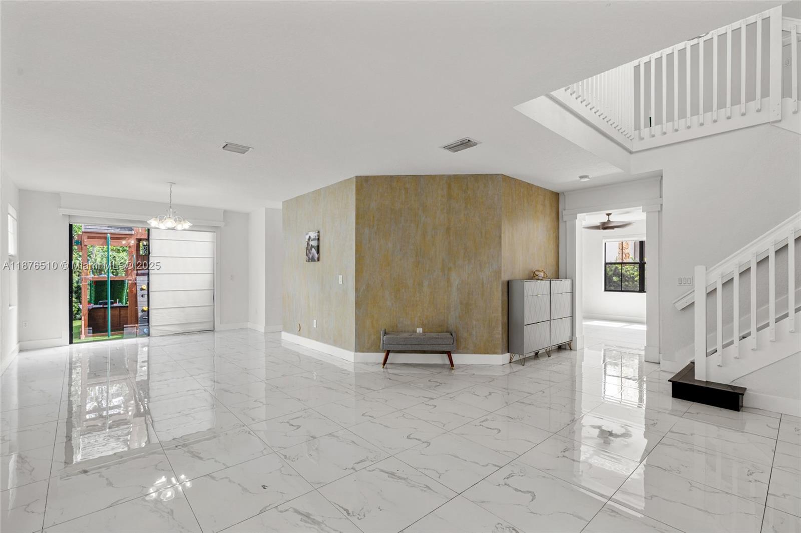 A11876510 Property Photo 8