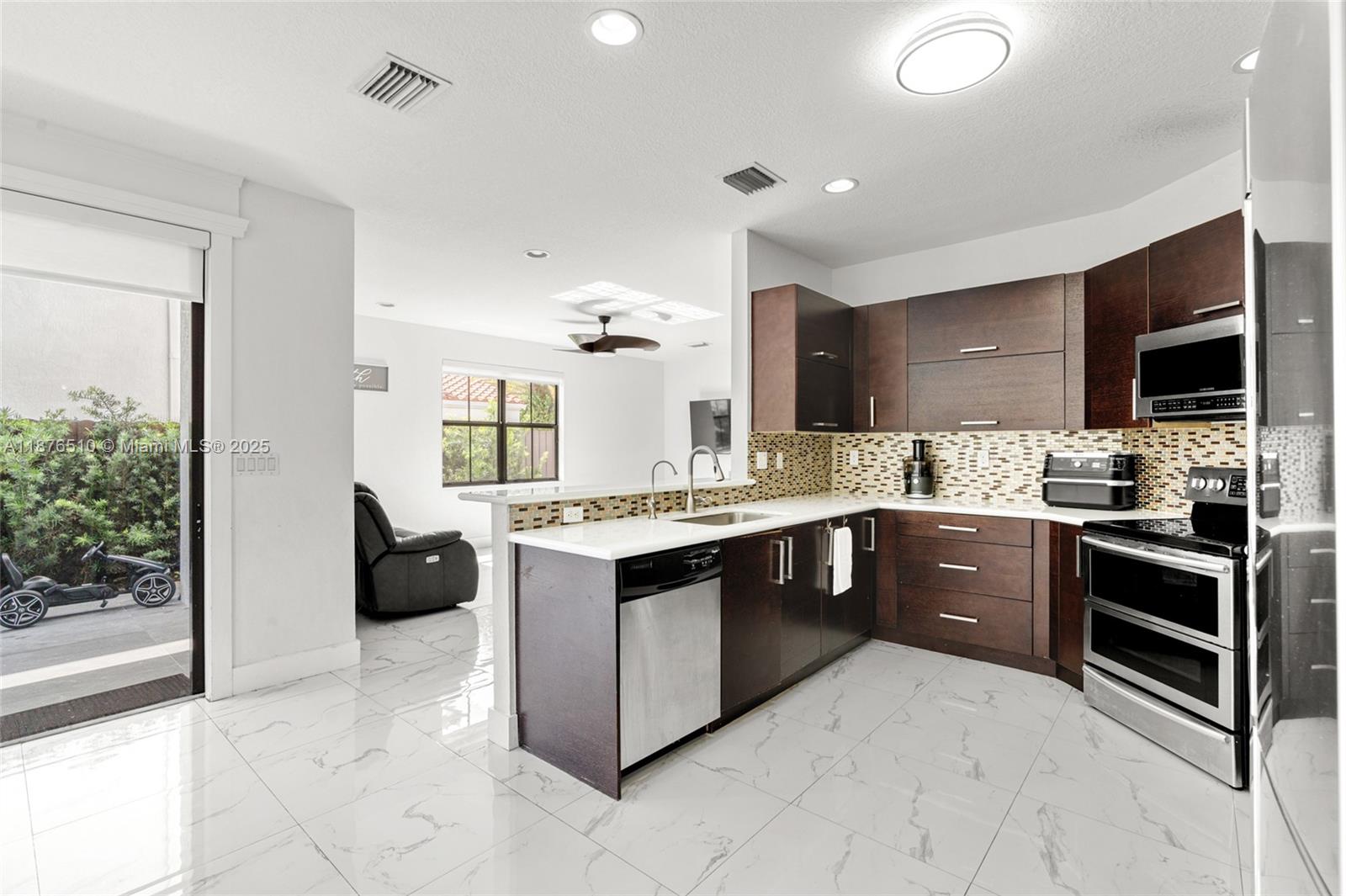 A11876510 Property Photo 11