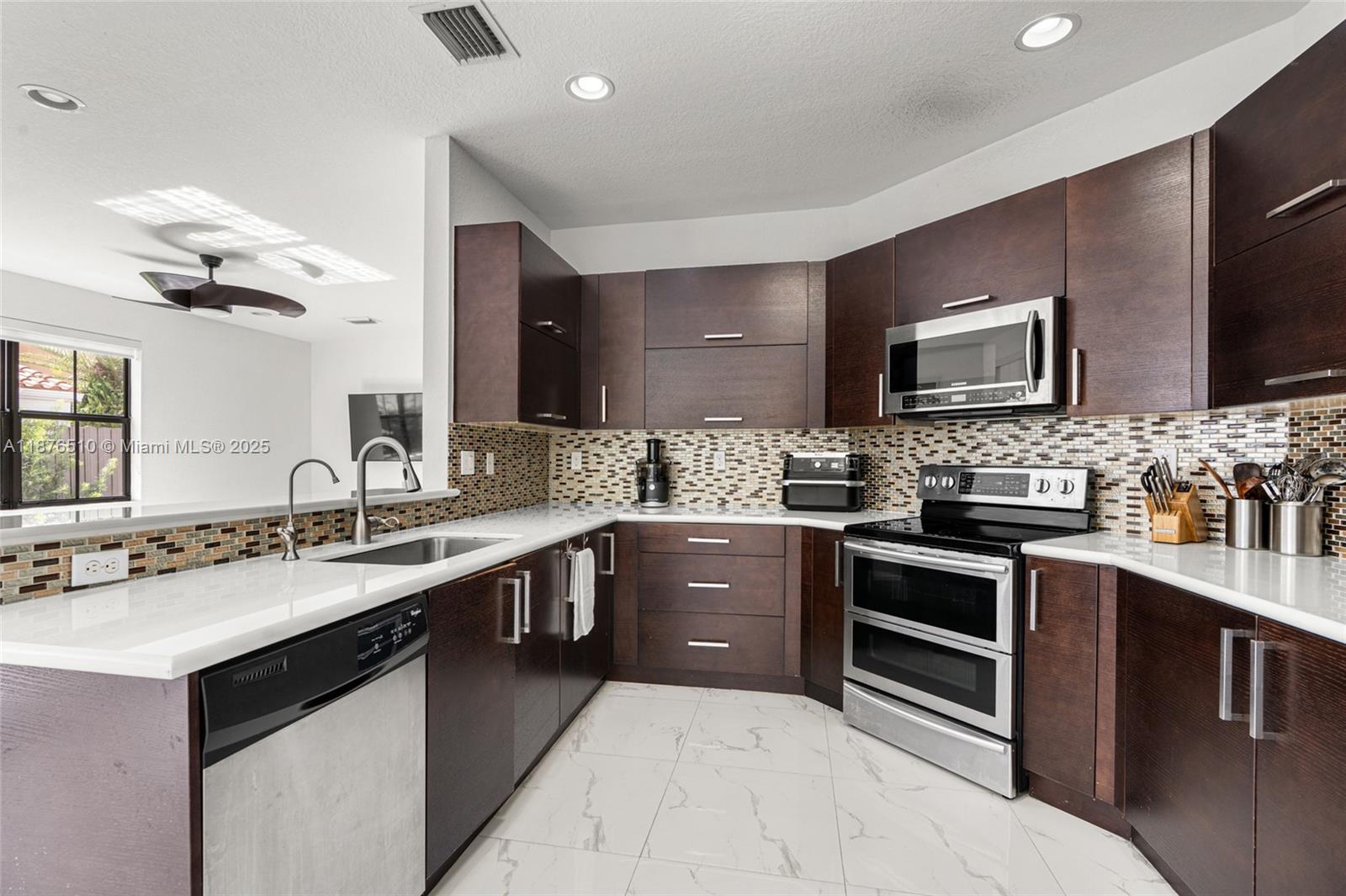 A11876510 Property Photo 12