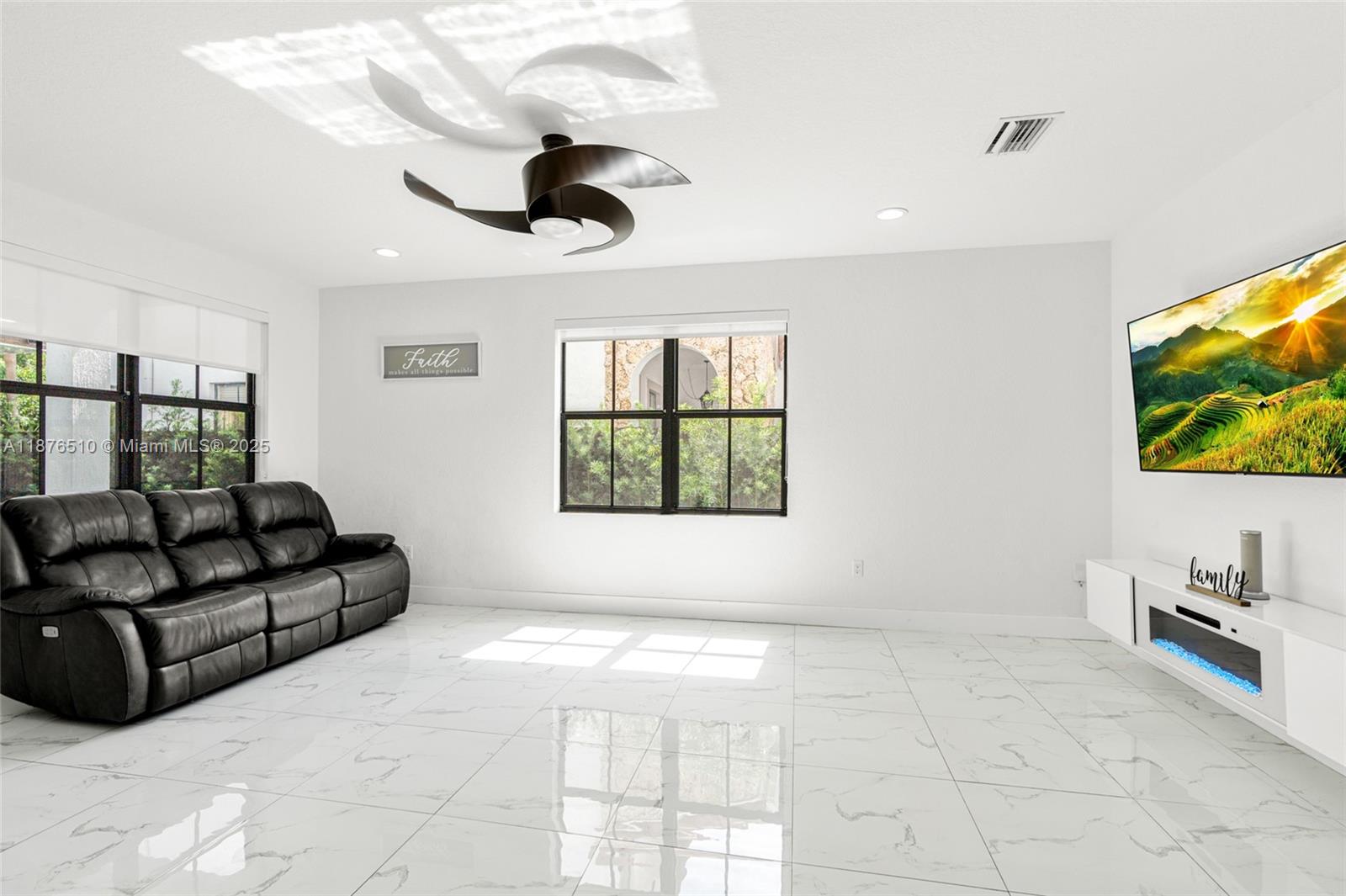 A11876510 Property Photo 17