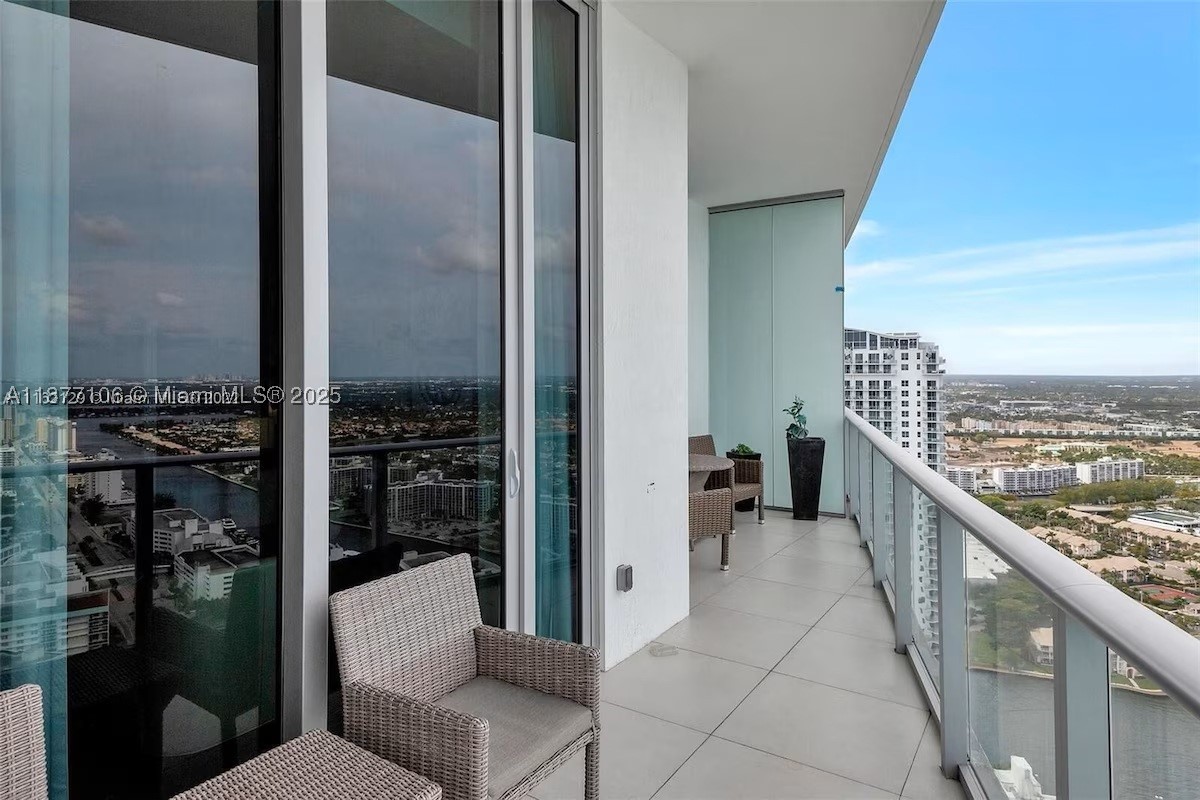 4111 S Ocean Dr Ph4106 Property Photo 3
