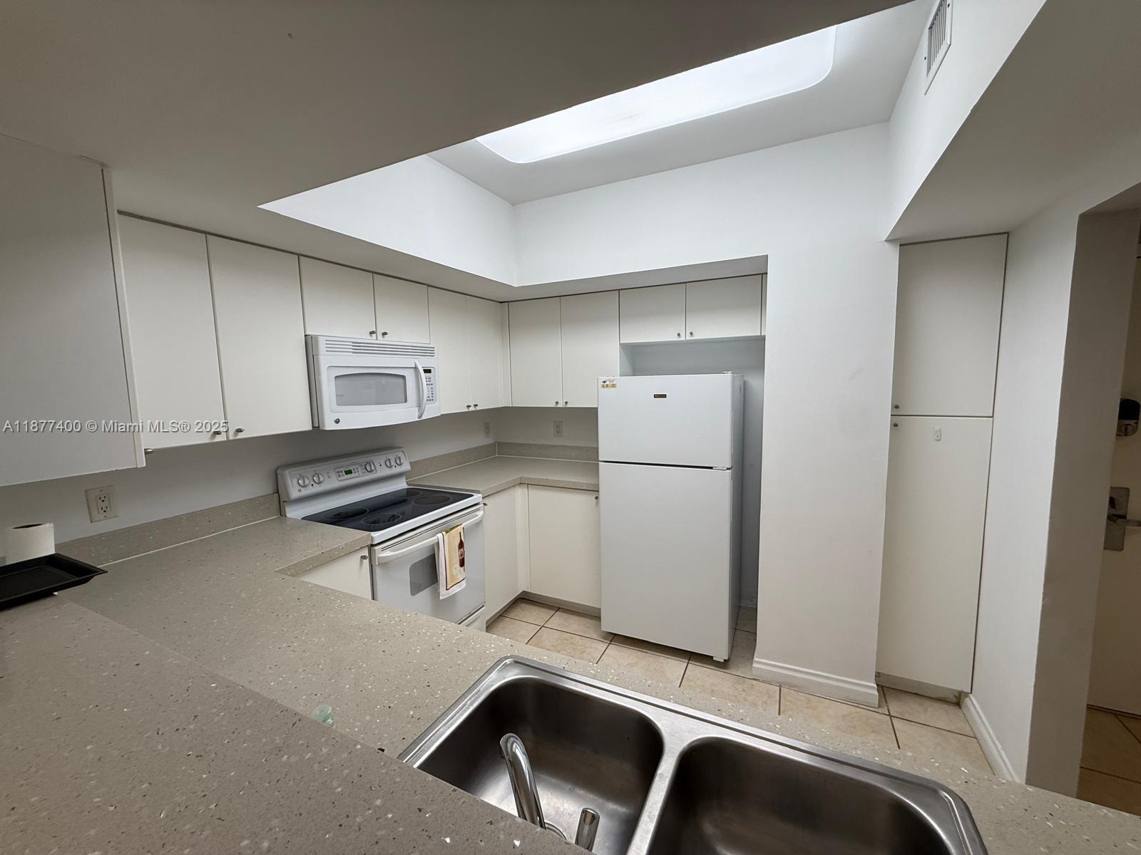 17375 Collins Ave 804 Property Photo 6