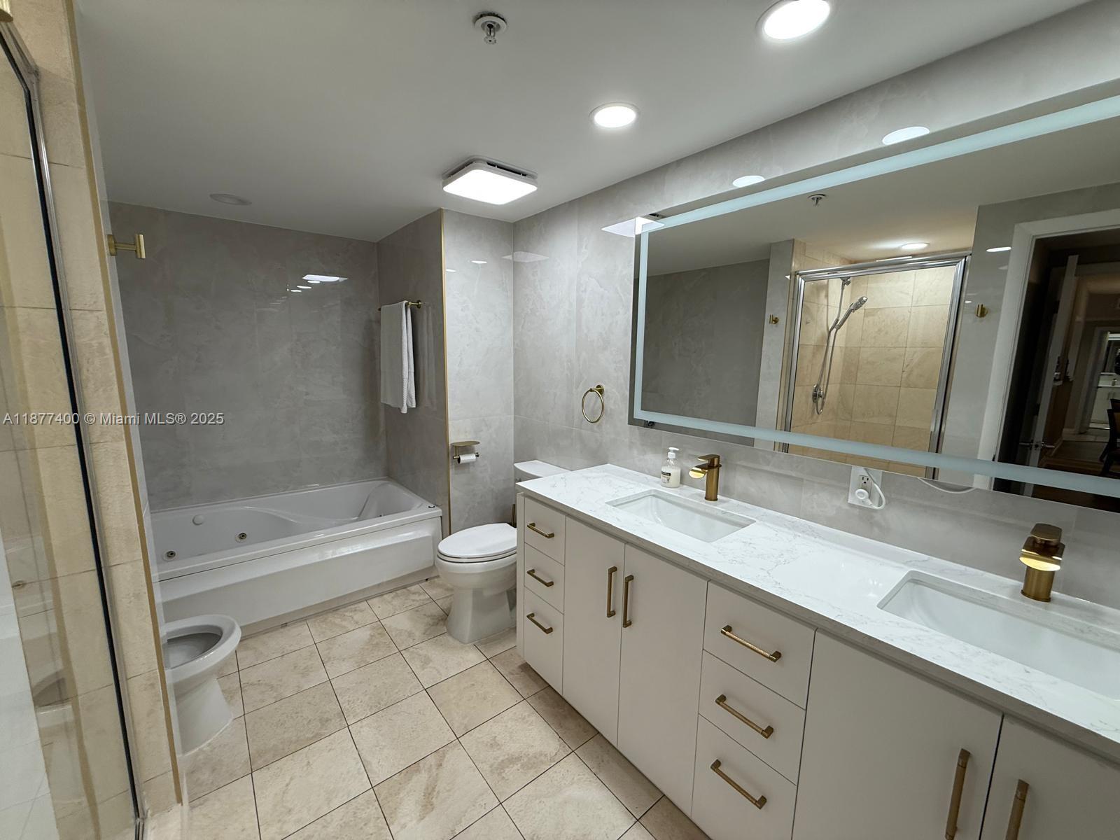 17375 Collins Ave 804 Property Photo 9