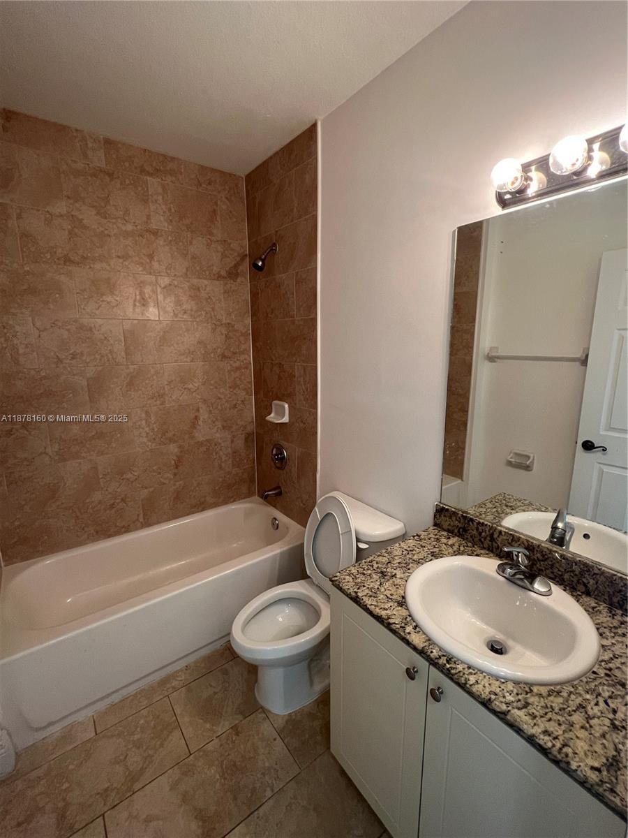 211 W 79th Pl 302 Property Photo 6