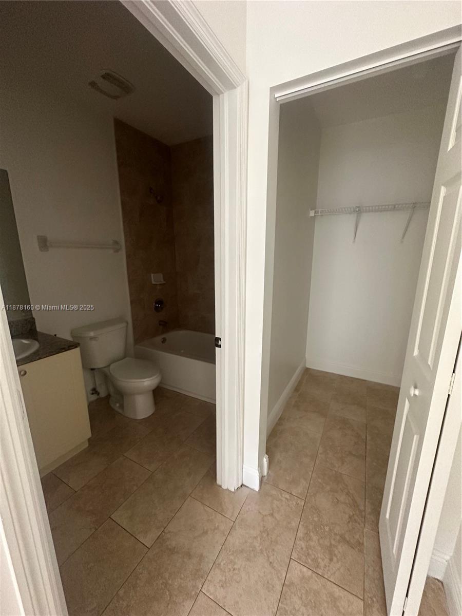 211 W 79th Pl 302 Property Photo 13