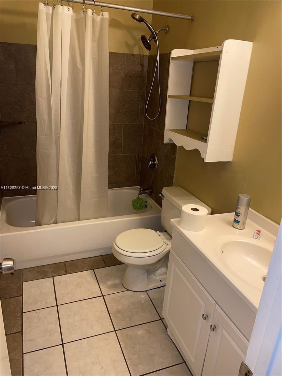 2755 Ne 207th St Property Photo 4