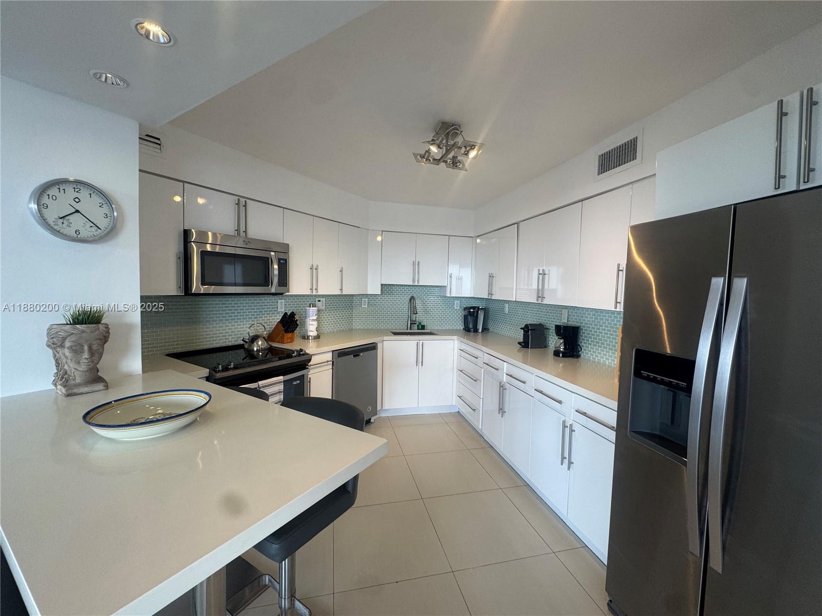 5151 Collins Ave 923 Property Photo 4