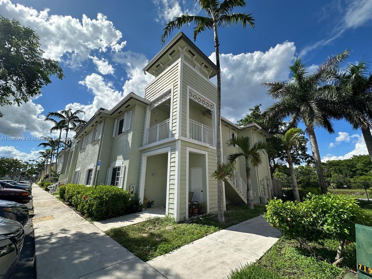 2641 Ne 4th St 204 Property Photo 1