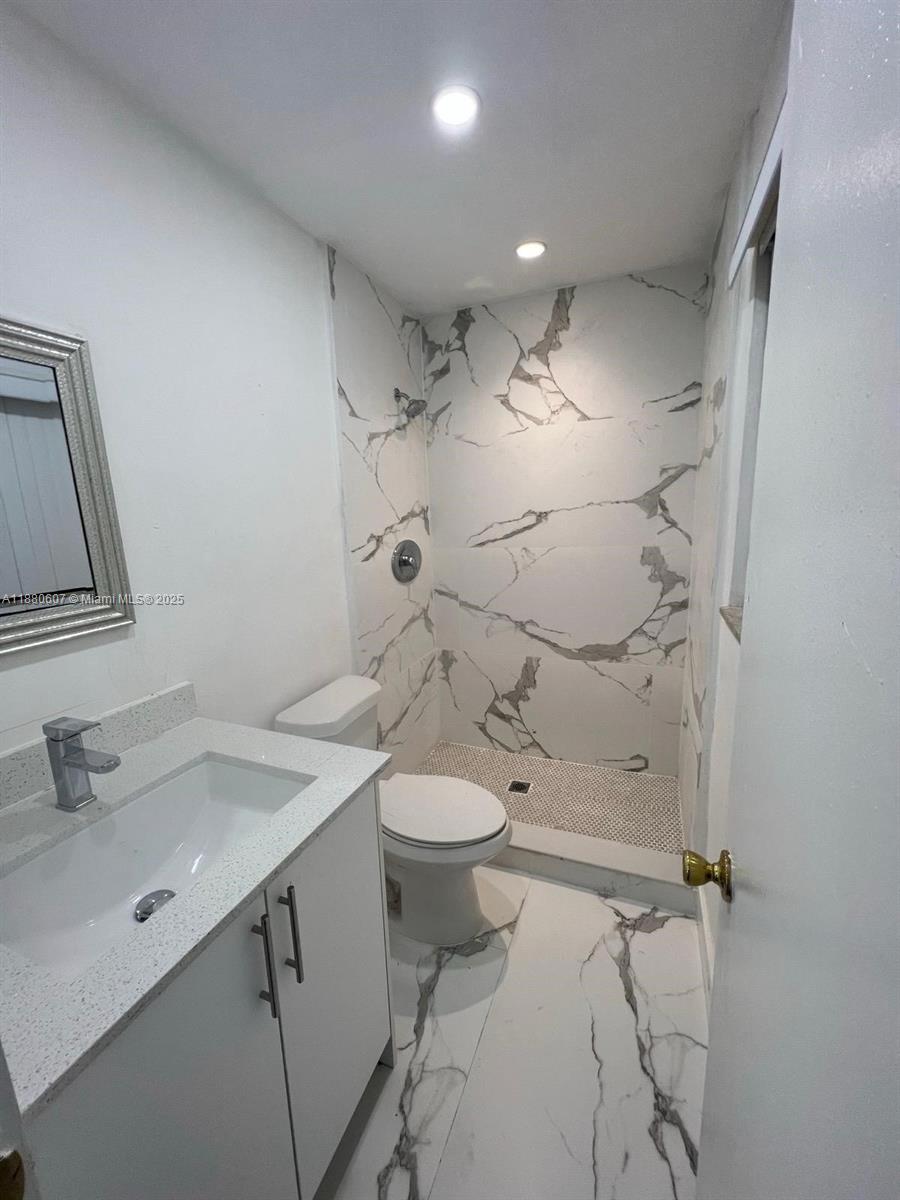 222 Sw 8th St C Property Photo 3