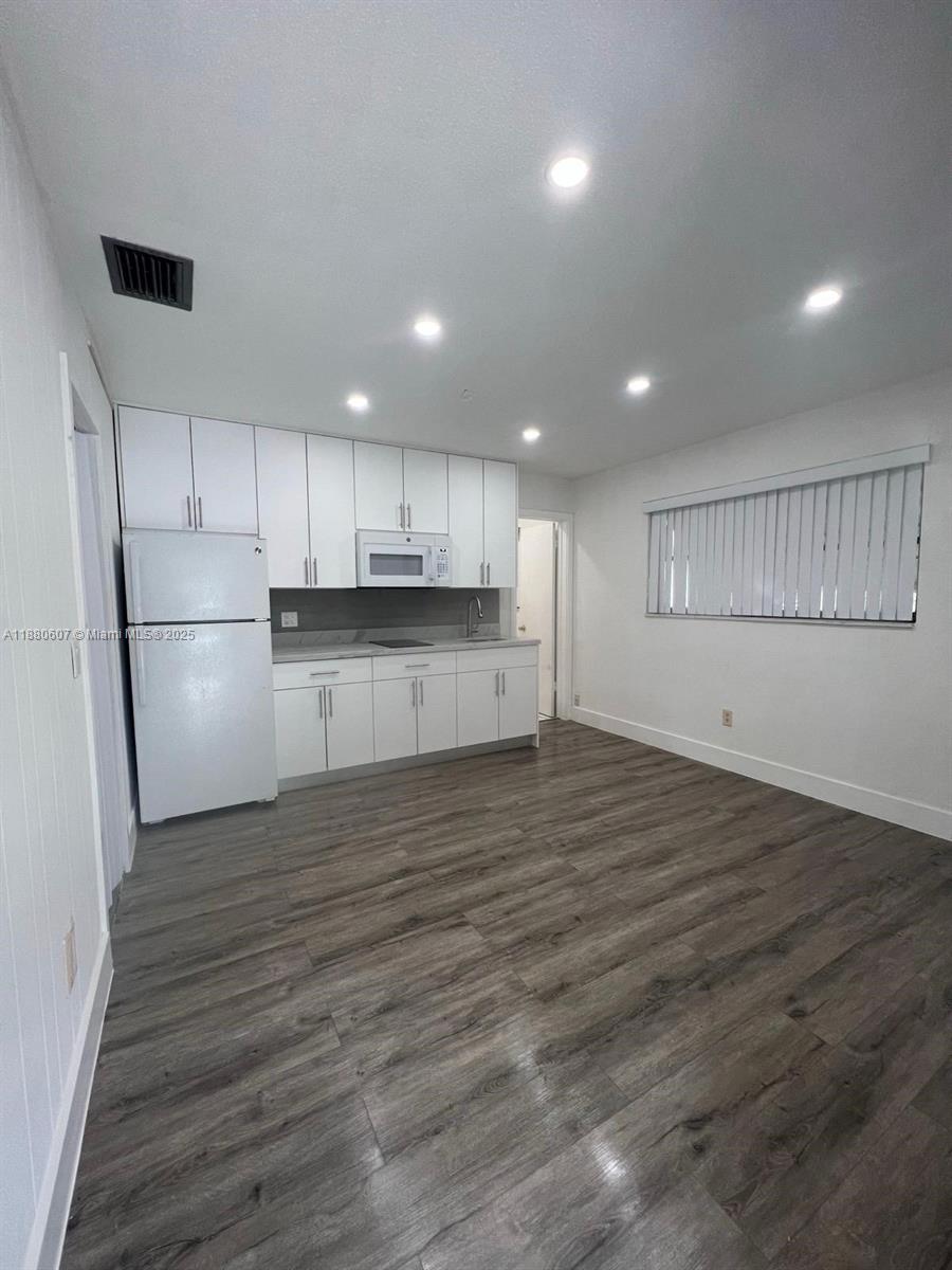 222 Sw 8th St C Property Photo 4