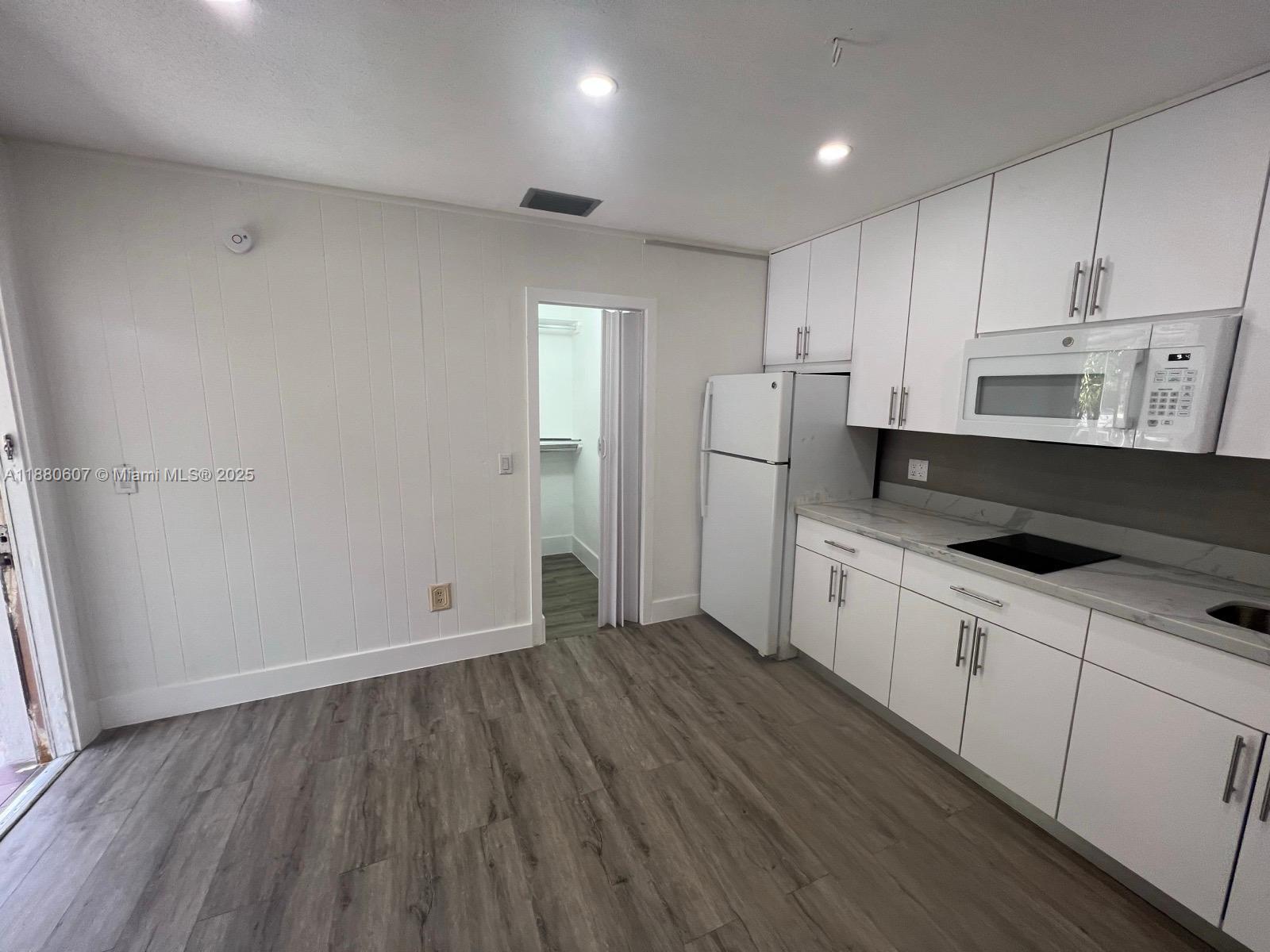 222 Sw 8th St C Property Photo 5