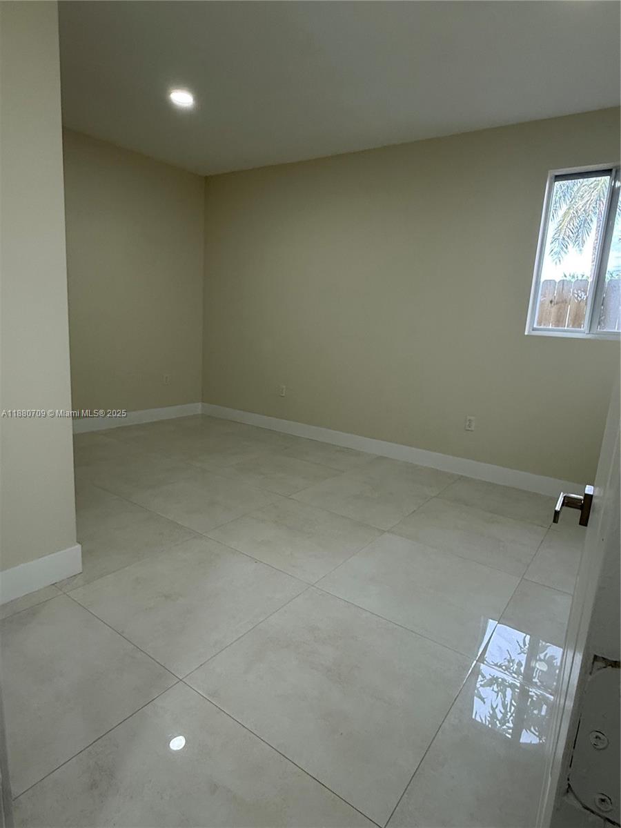 559 Nw 2nd St 2 Property Photo 8