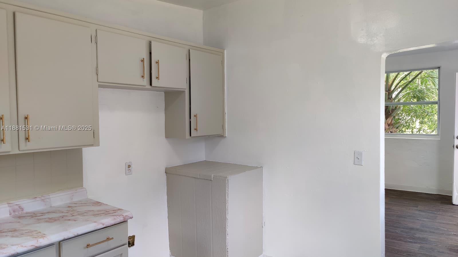 1630 Barnett St Property Photo 3