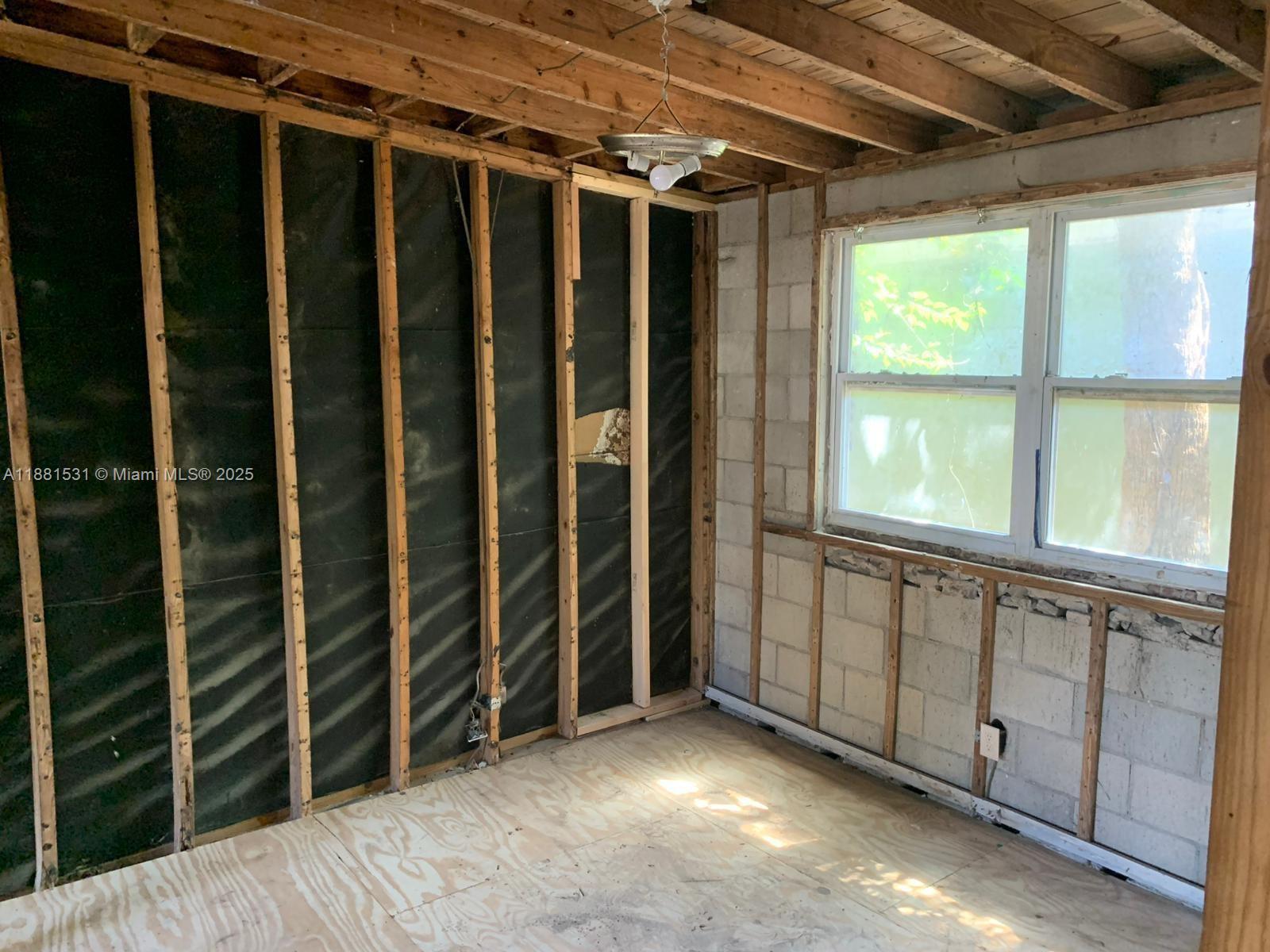 1630 Barnett St Property Photo 12