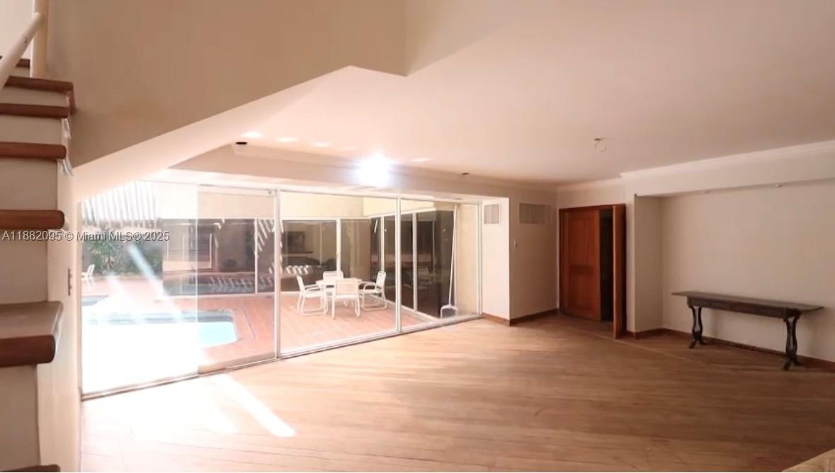 A11882095 Property Photo 13