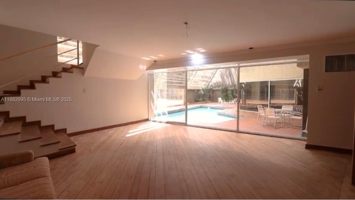 A11882095 Property Photo 14