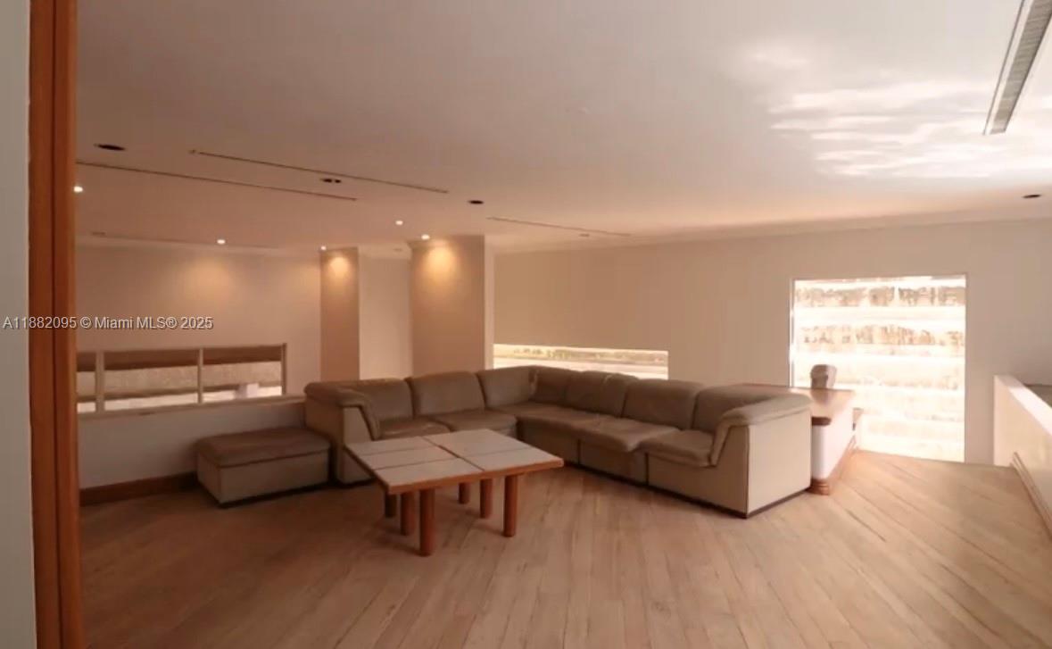A11882095 Property Photo 17