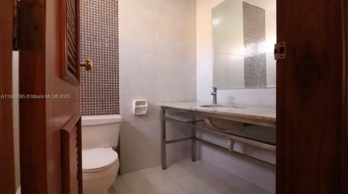 A11882095 Property Photo 35