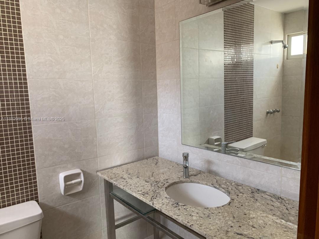 A11882095 Property Photo 36