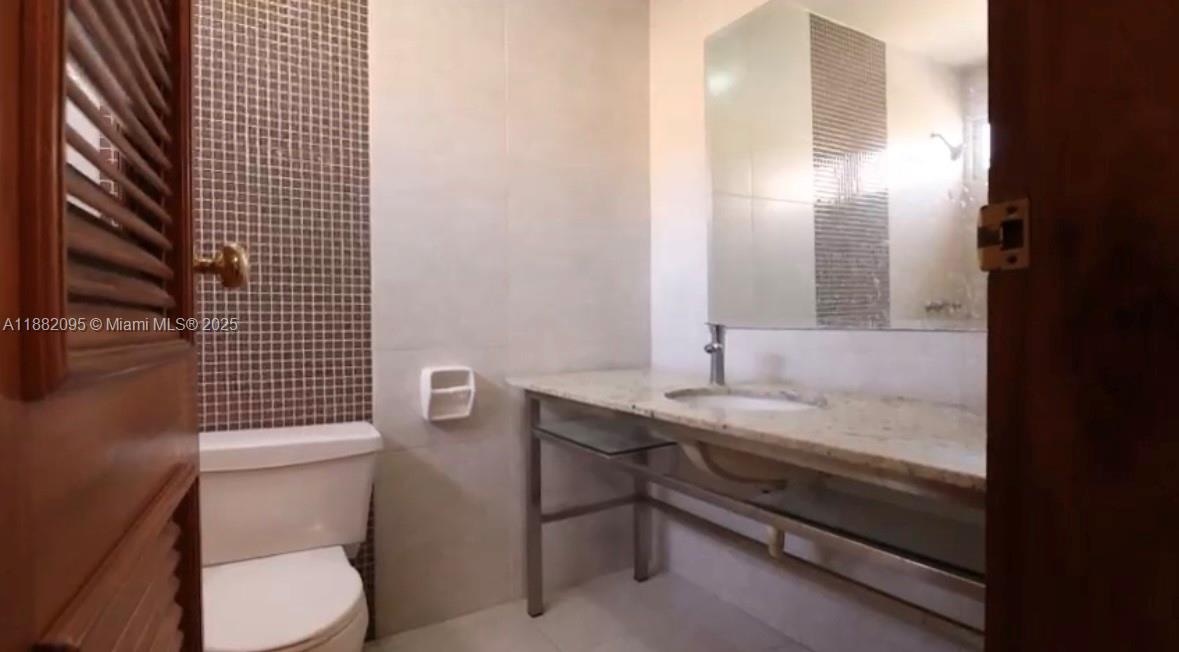 A11882095 Property Photo 38